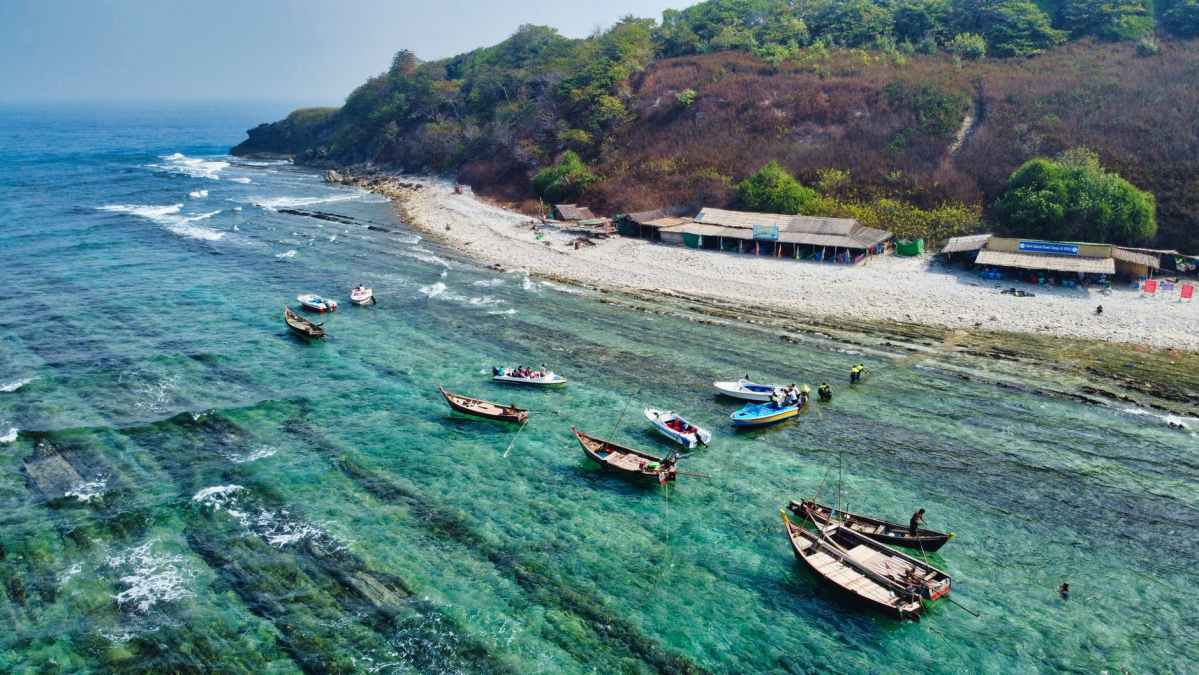 (MYANMAR) JUST IN: Thai Police have arrested three journalists who escaped across the border charging them with illegal entry #AceNewsDesk report